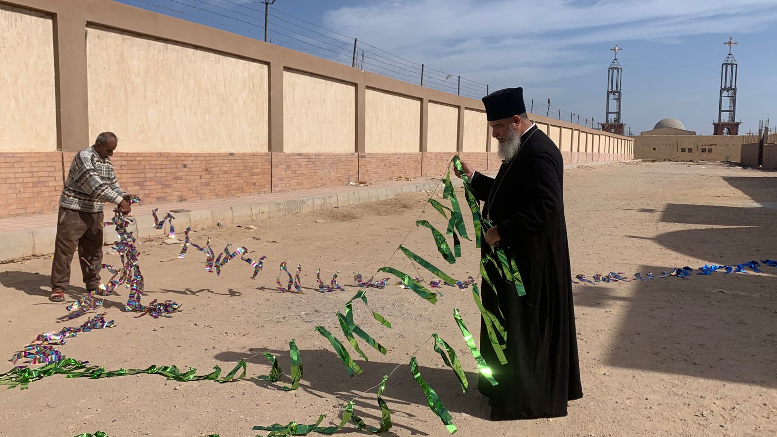 القمص يؤنس أديب يعلق الزينة