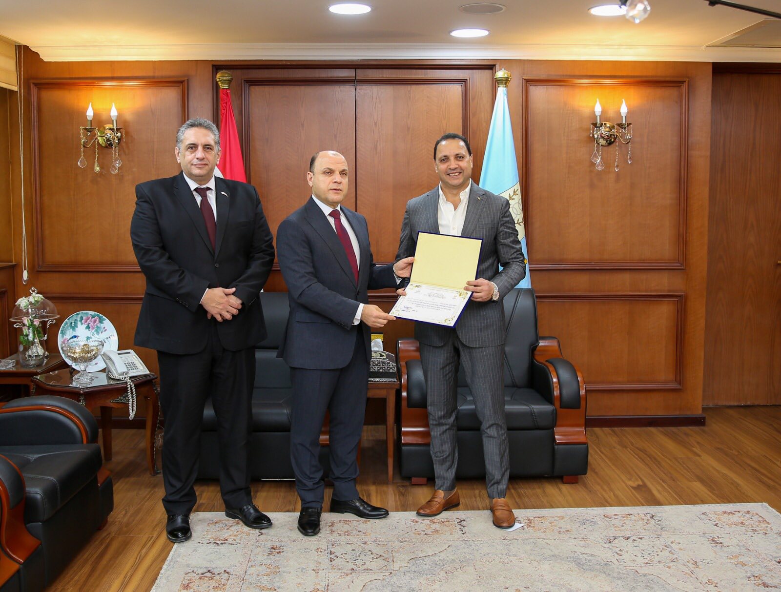 تكريم الدكتور محمد كمال رئيس قسم القلب بالجامعة