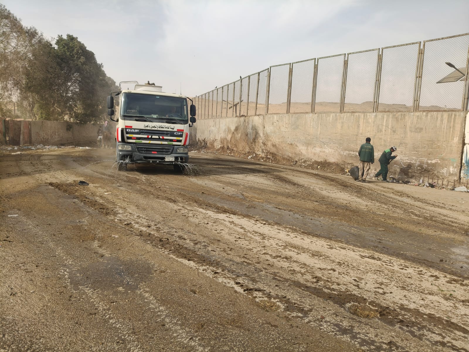 رفع مخلفات هدم بمحيط المنطقة الأثرية بالهرم