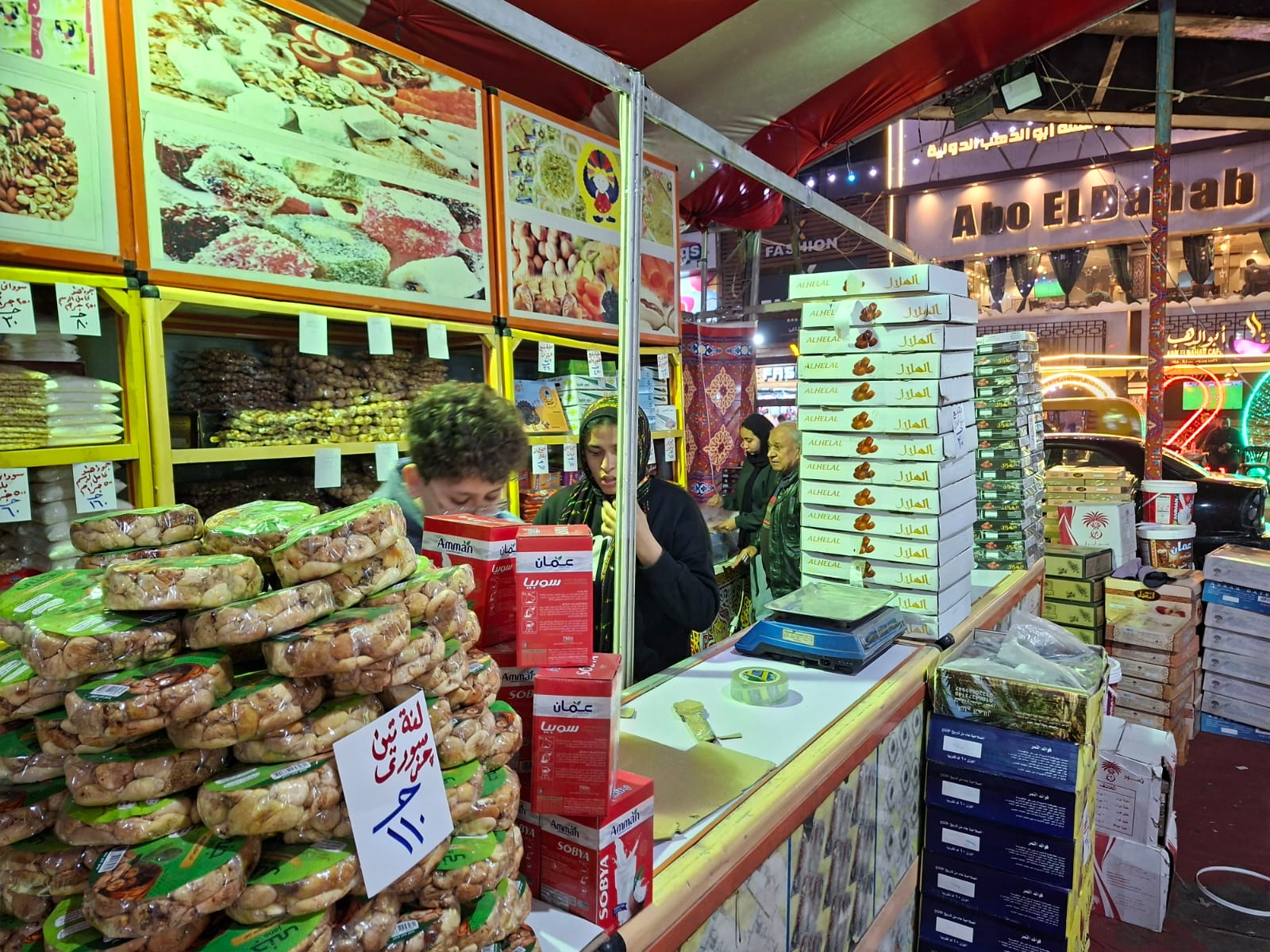 إقبال المواطنين على المعارض