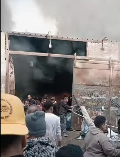 اشتعال النار بمخزن خردة بالهرم