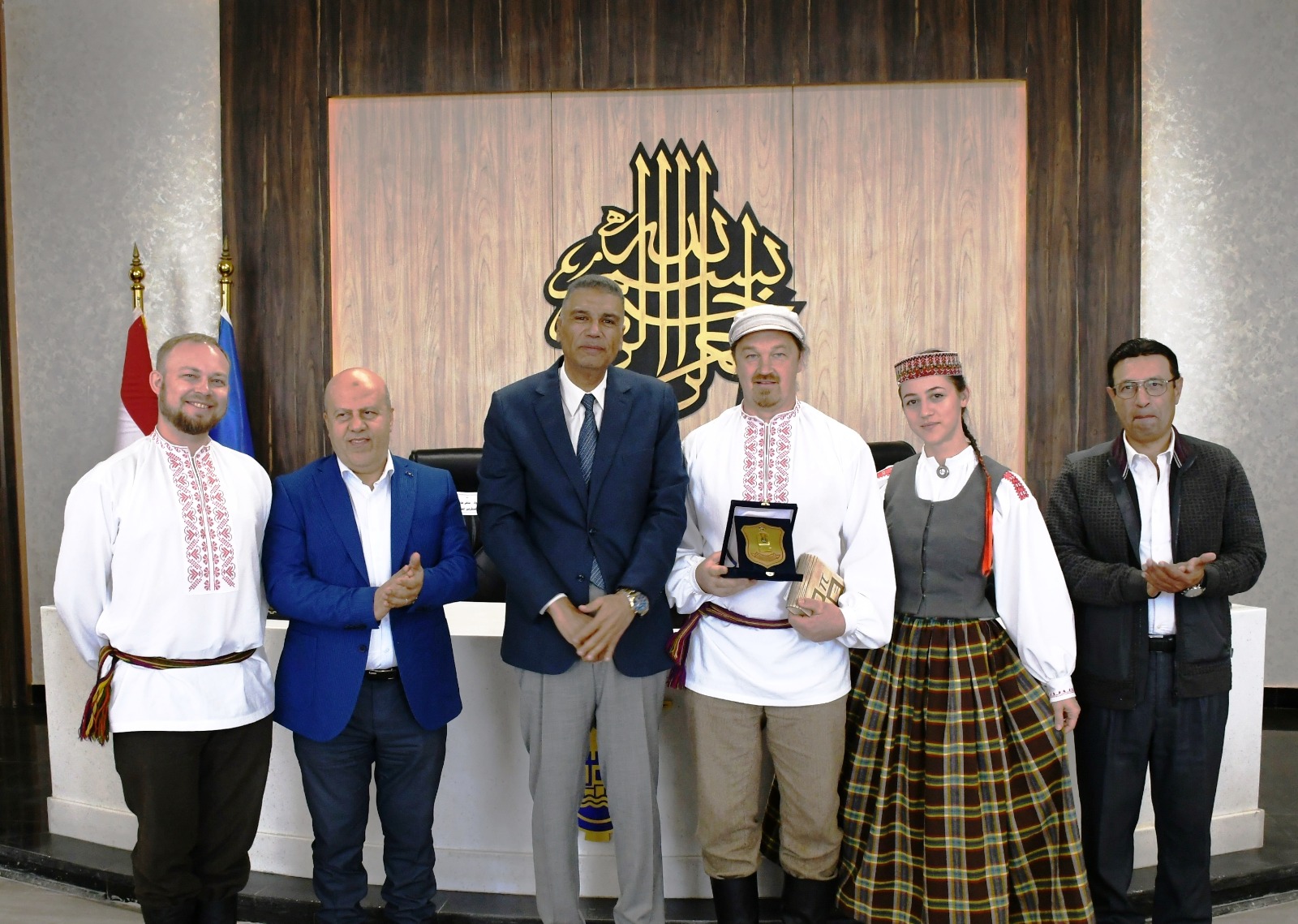 الفرق الدولية المشاركة