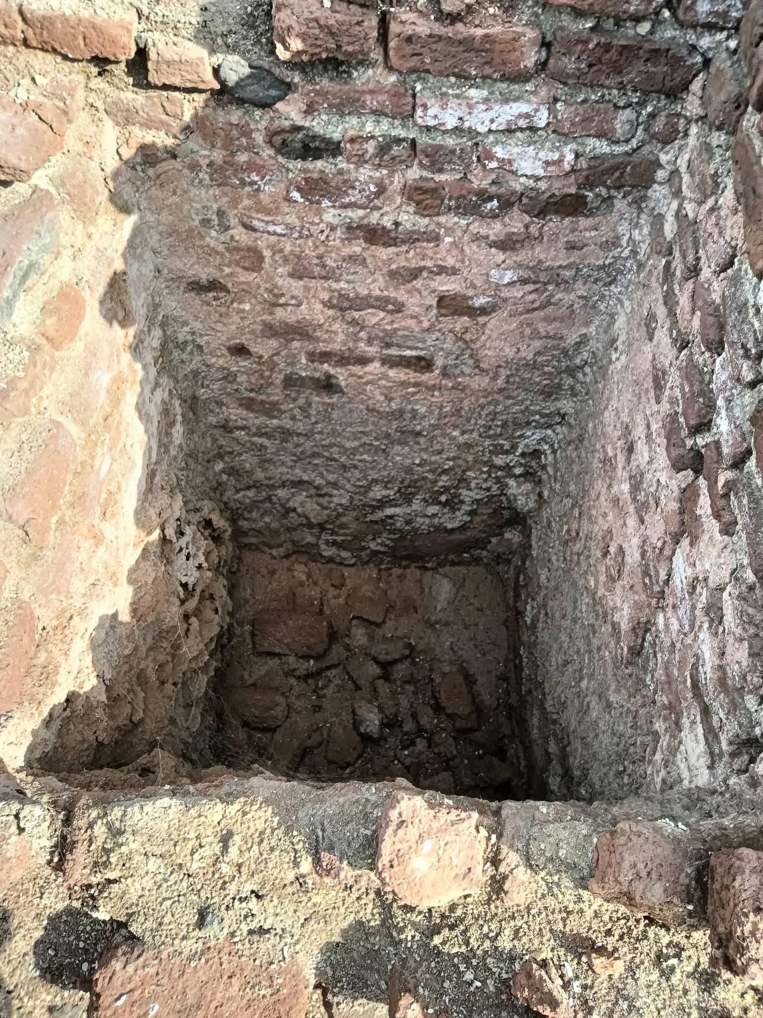 ​أطلال الأسوار والقلاع المهدمة