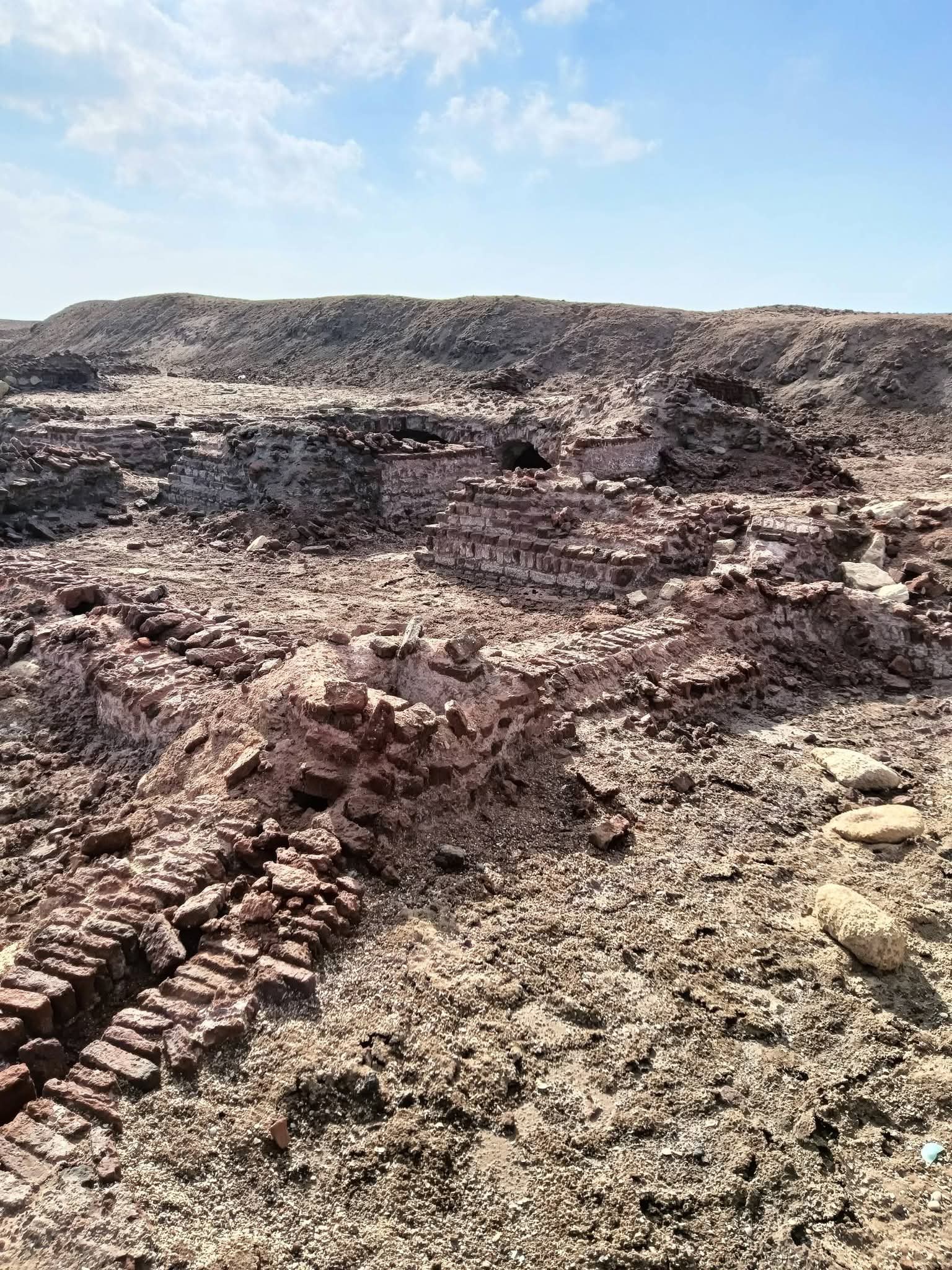 جانب من آثار جزيرة تنيس