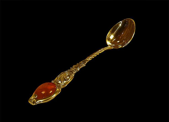 مولود وفي بقه ملعقة دهب