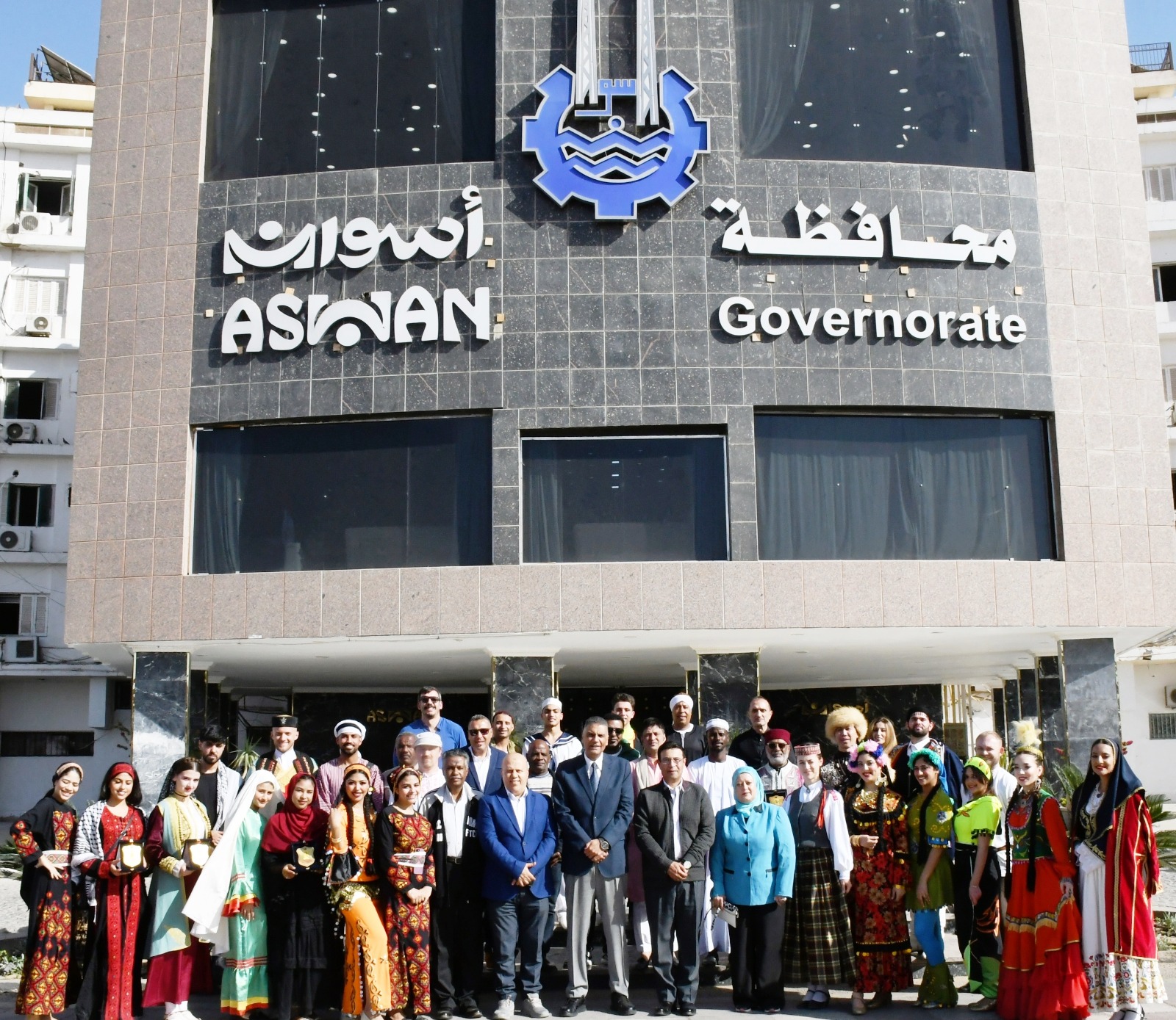 صورة تجمع محافظ أسوان بالفرق الفنية