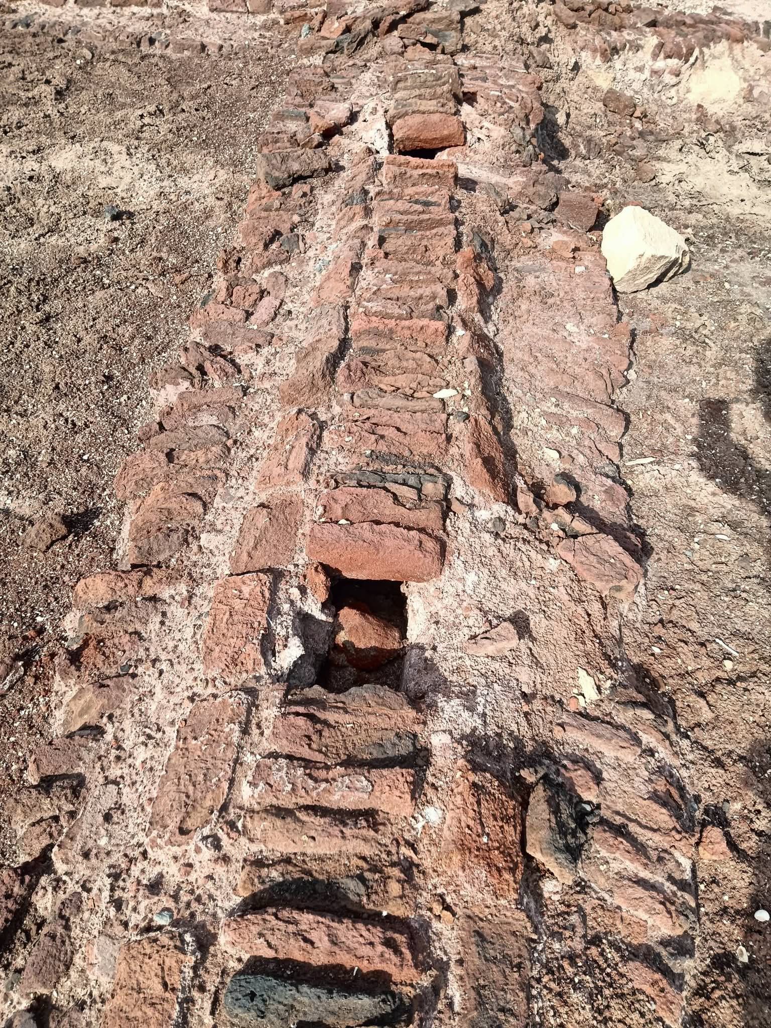 ​عملات وفخار مستخرج بالجزيرة