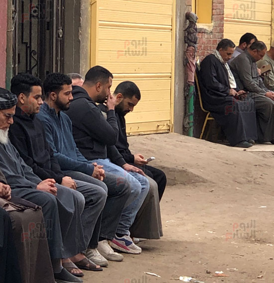 والد-محمد-صلاح-يستقبل-المعزيين-في-وفاة-جده-بنجريج.-(7)