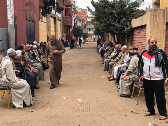 والد-محمد-صلاح-يستقبل-المعزيين-في-وفاة-جده-بنجريج.-(5)