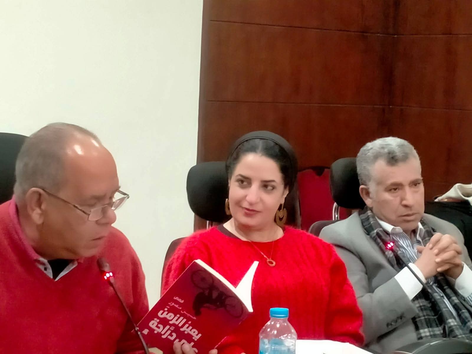 سما زيادة خلال إداراته إحدى الندوات الثقافية