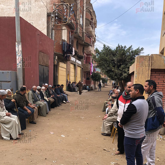 والد-محمد-صلاح-يستقبل-المعزيين-في-وفاة-جده-بنجريج.-(1)