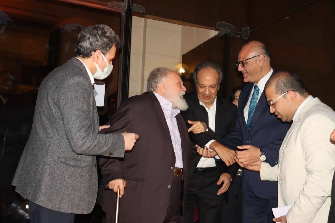 خلال لقاء محافظ القليوبية والفنان يحيي الفخراني