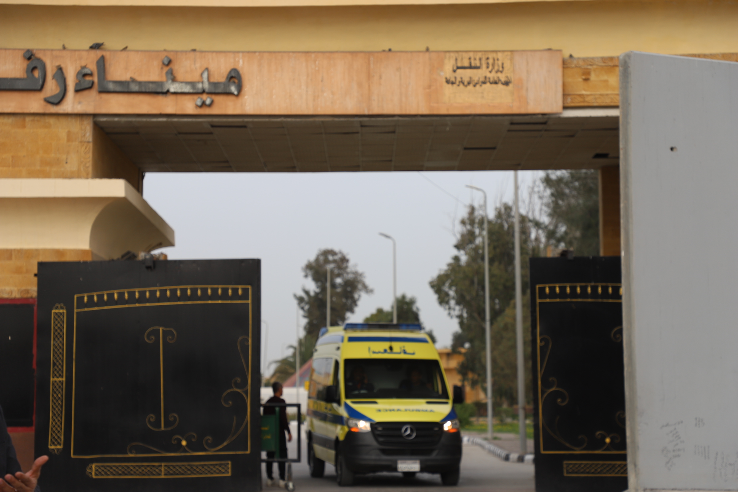 لحظة خروج المصابين من معبر رفح مساء اليوم 