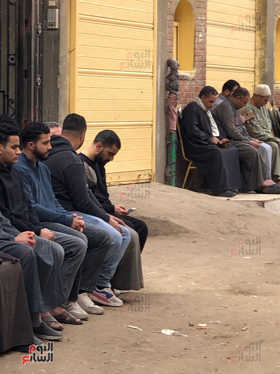 والد-محمد-صلاح-يستقبل-المعزيين-في-وفاة-جده-بنجريج.-(6)