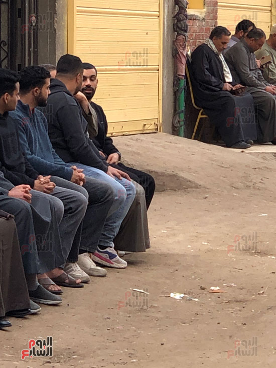 والد-محمد-صلاح-يستقبل-المعزيين-في-وفاة-جده-بنجريج.-(9)