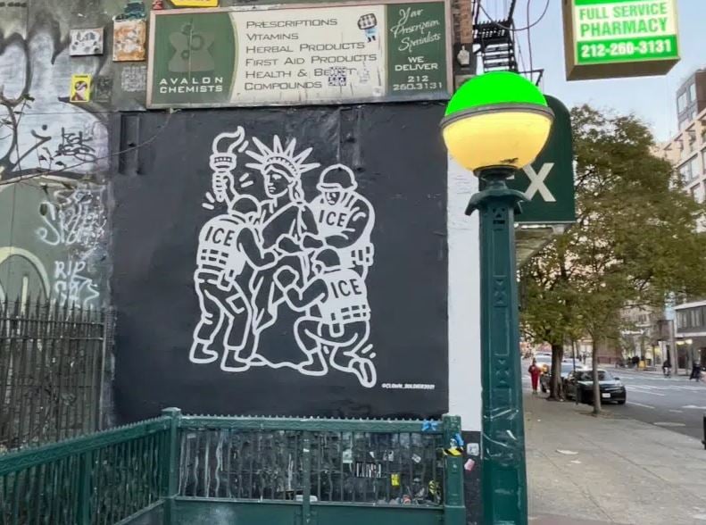 جدارية مؤثرة تصور تمثال الحرية أثناء احتجازه من قبل عملاء إدارة الهجرة والجمارك