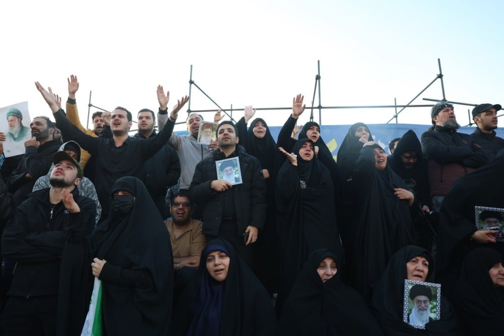 تجمع المشيعون في ميدان انقلاب في طهران عقب وفاة المرشد الأعلى الإيراني آية الله علي خامنئي (2)