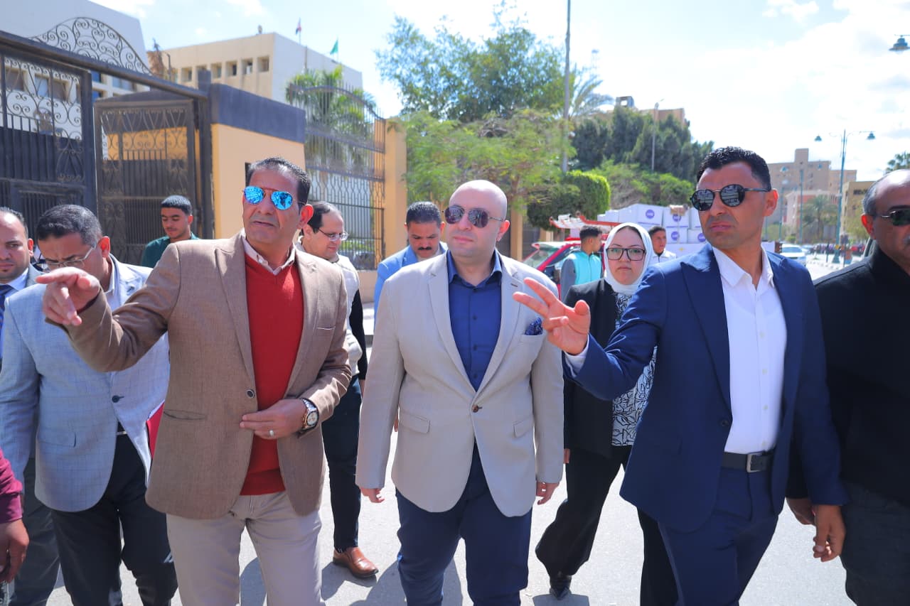 صناع الخير تنظم اصطفافا لآلاف الكراتين الغذائية بمحافظة الفيوم (6)