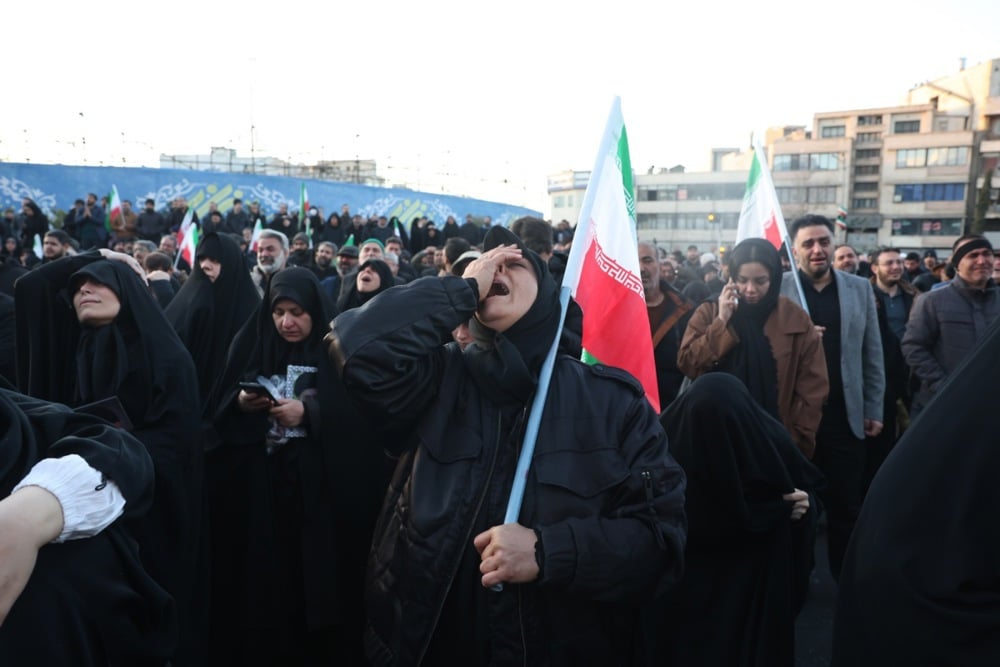 تجمع المشيعون في ميدان انقلاب في طهران عقب وفاة المرشد الأعلى الإيراني آية الله علي خامنئي (1)