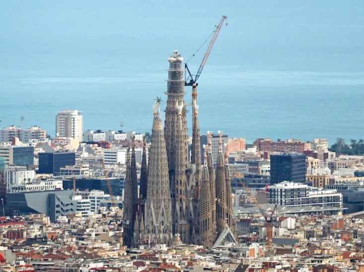 اكتمال الصليب على البرج المركزى لكنيسة ساجرادا فاميليا 