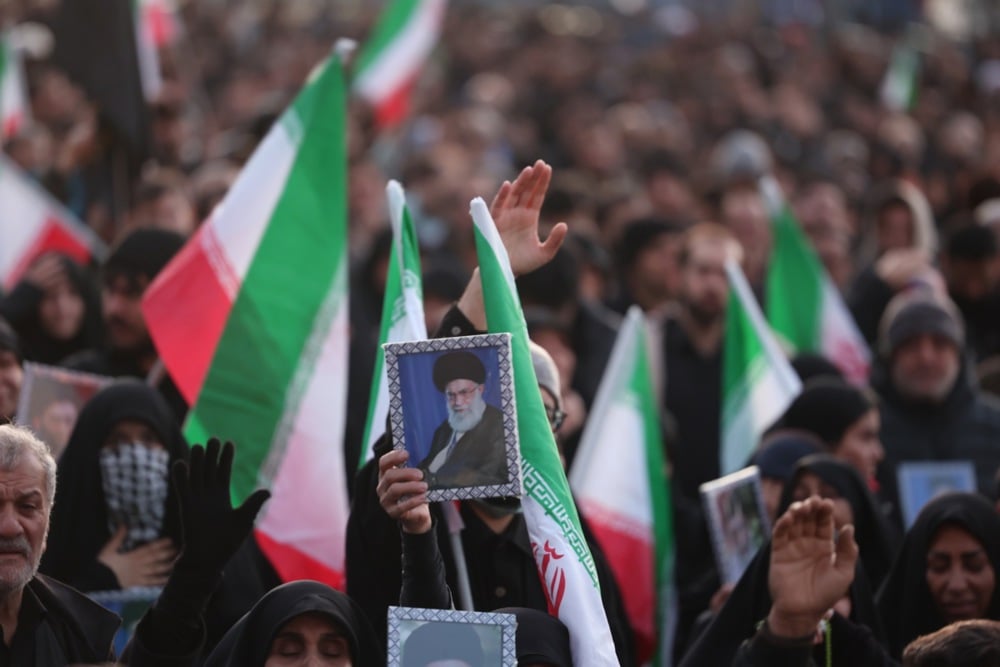 تجمع المشيعون في ميدان انقلاب في طهران عقب وفاة المرشد الأعلى الإيراني آية الله علي خامنئي (9)