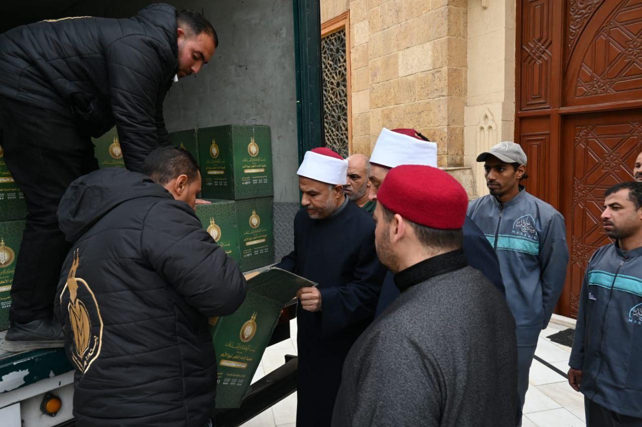 مدير الدعوة بأوقاف القاهرة يتابع توزيع الوجبات