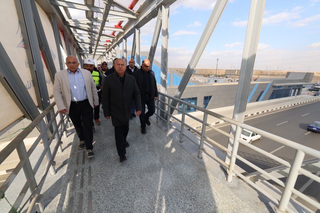 وزير النقل يتفقد جاهزية المرحلة الثانية من الأتوبيس الترددي وزير النقل يتفقد جاهزية المرحلة الثانية من الأتوبيس الترددي