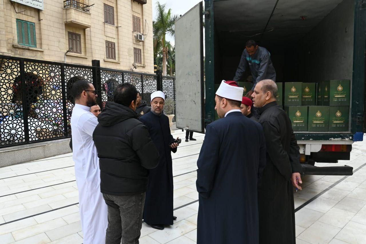 وزيع 1000 كرتونة مواد غذائية من مسجد الإمام الحسين