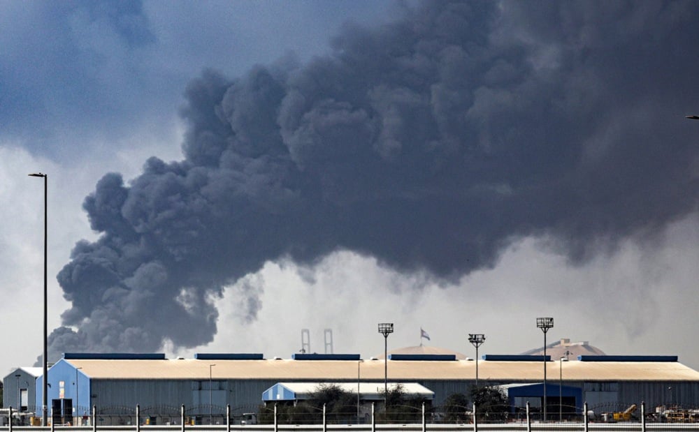 يتصاعد الدخان من ميناء جبل علي في دبي عقب هجوم صاروخي إيراني يتصاعد الدخان من ميناء جبل علي في دبي عقب هجوم صاروخي إيراني