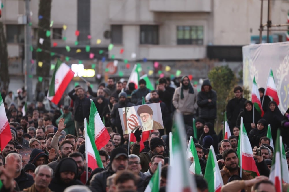 تجمع المشيعون في ميدان انقلاب في طهران عقب وفاة المرشد الأعلى الإيراني آية الله علي خامنئي (8)