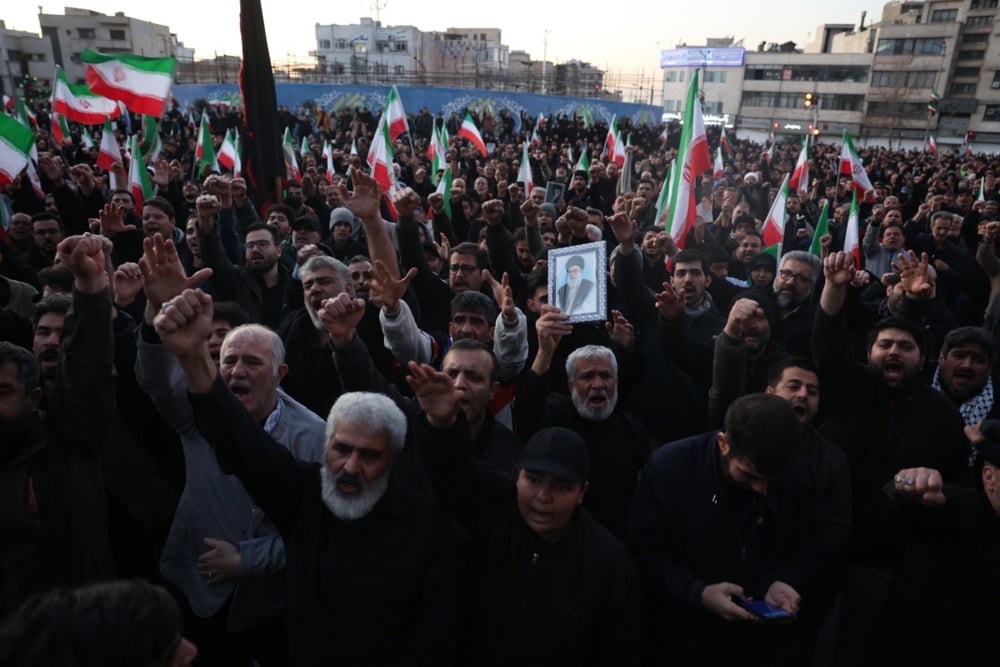 تجمع المشيعون في ميدان انقلاب في طهران عقب وفاة المرشد الأعلى الإيراني آية الله علي خامنئي (4)