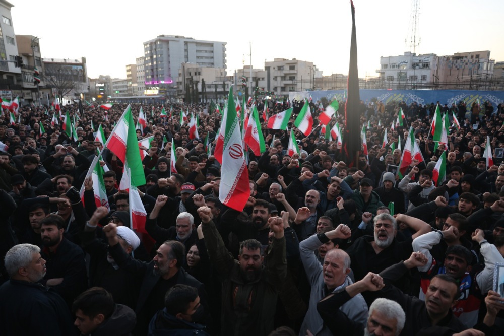 تجمع المشيعون في ميدان انقلاب في طهران عقب وفاة المرشد الأعلى الإيراني آية الله علي خامنئي (6)