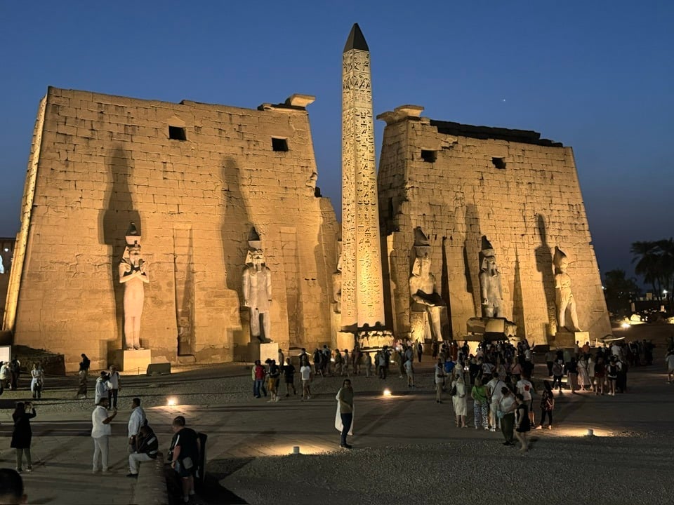 رحلة سياحية مسائية عظيمة بين الأجانب فى طريق الكباش ومعبد الأقصر رحلة سياحية مسائية عظيمة بين الأجانب فى طريق الكباش ومعبد الأقصر
