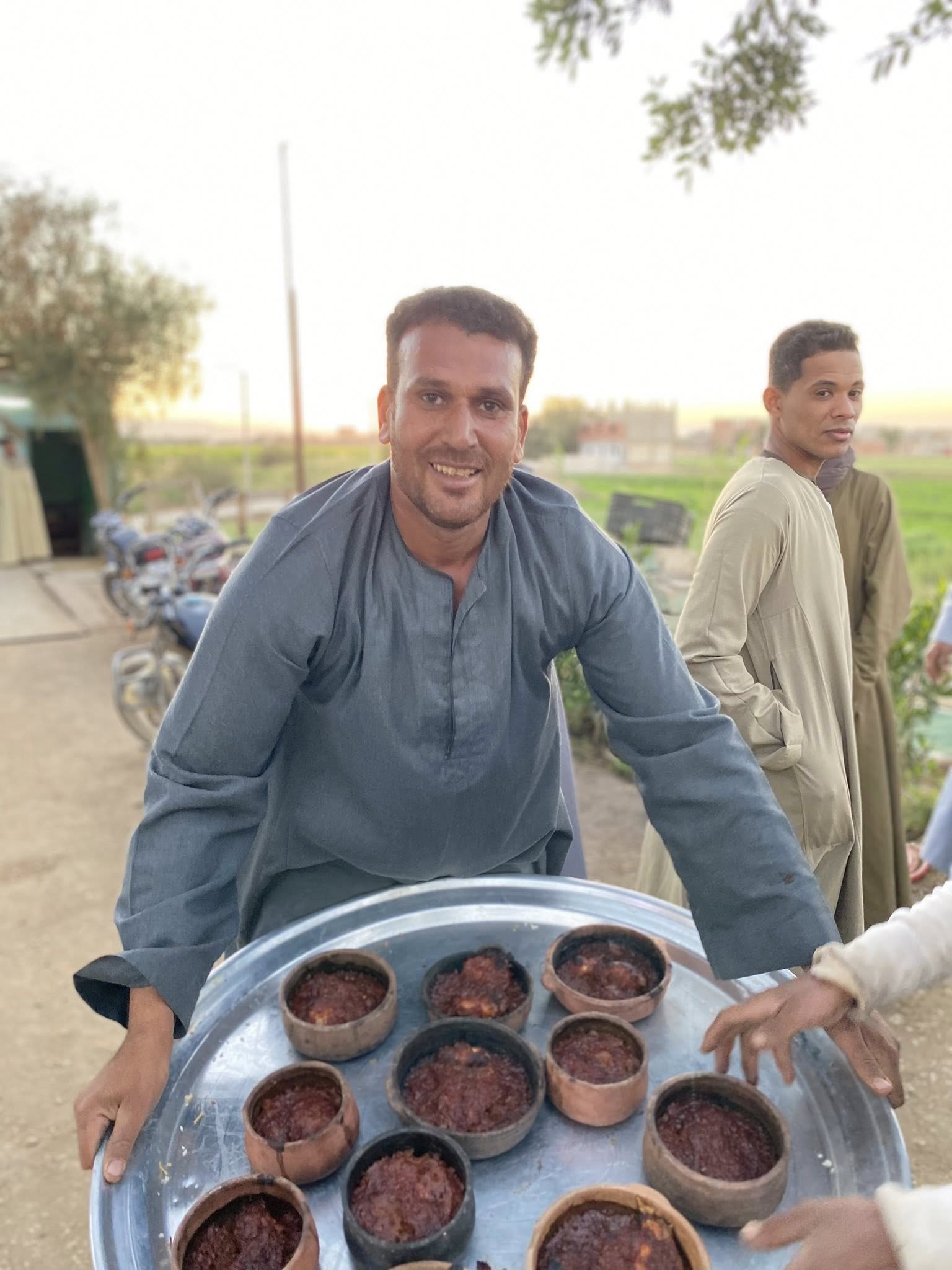 فرحة الشباب بتجهيز طواجن السمك لضيوف الرحمن فرحة الشباب بتجهيز طواجن السمك لضيوف الرحمن