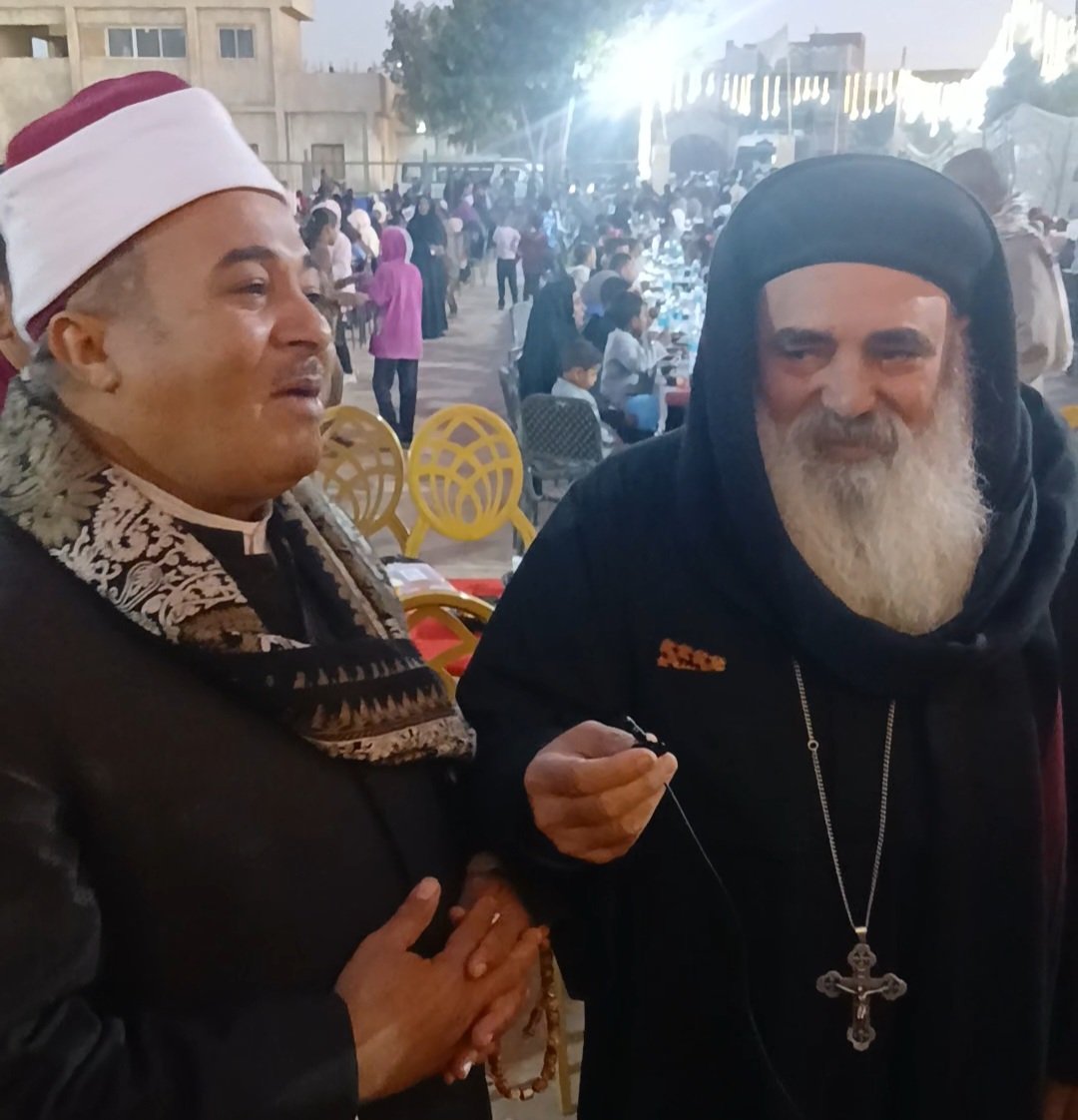 راعي كنيسة وشيخ يشاركان في إفطار مبادرة حياة كريمة راعي كنيسة وشيخ يشاركان في إفطار مبادرة حياة كريمة