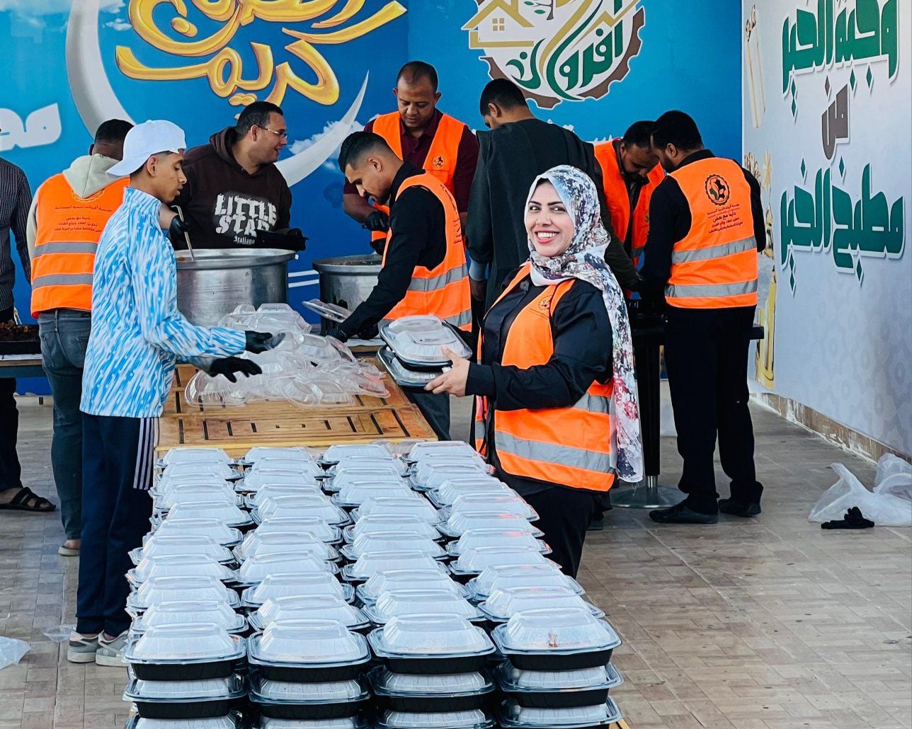 تجهيزات وجبات الخير من الشباب والفتيات على صحراوى إسنا تجهيزات وجبات الخير من الشباب والفتيات على صحراوى إسنا
