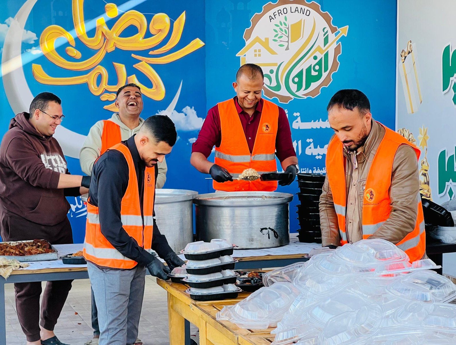 مائدة رمضانية يومية وعجل كل 3 أيام على الطريق الصحراوى غرب الأقصر مائدة رمضانية يومية وعجل كل 3 أيام على الطريق الصحراوى غرب الأقصر