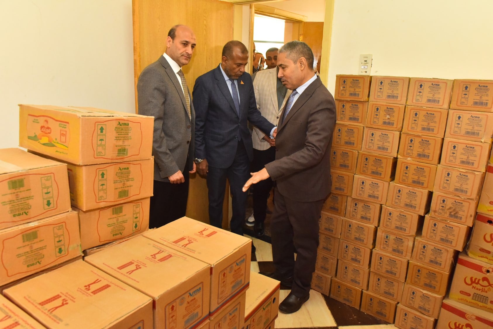 محافظ اسيوط يتابع معرض اهلا رمضان (1)