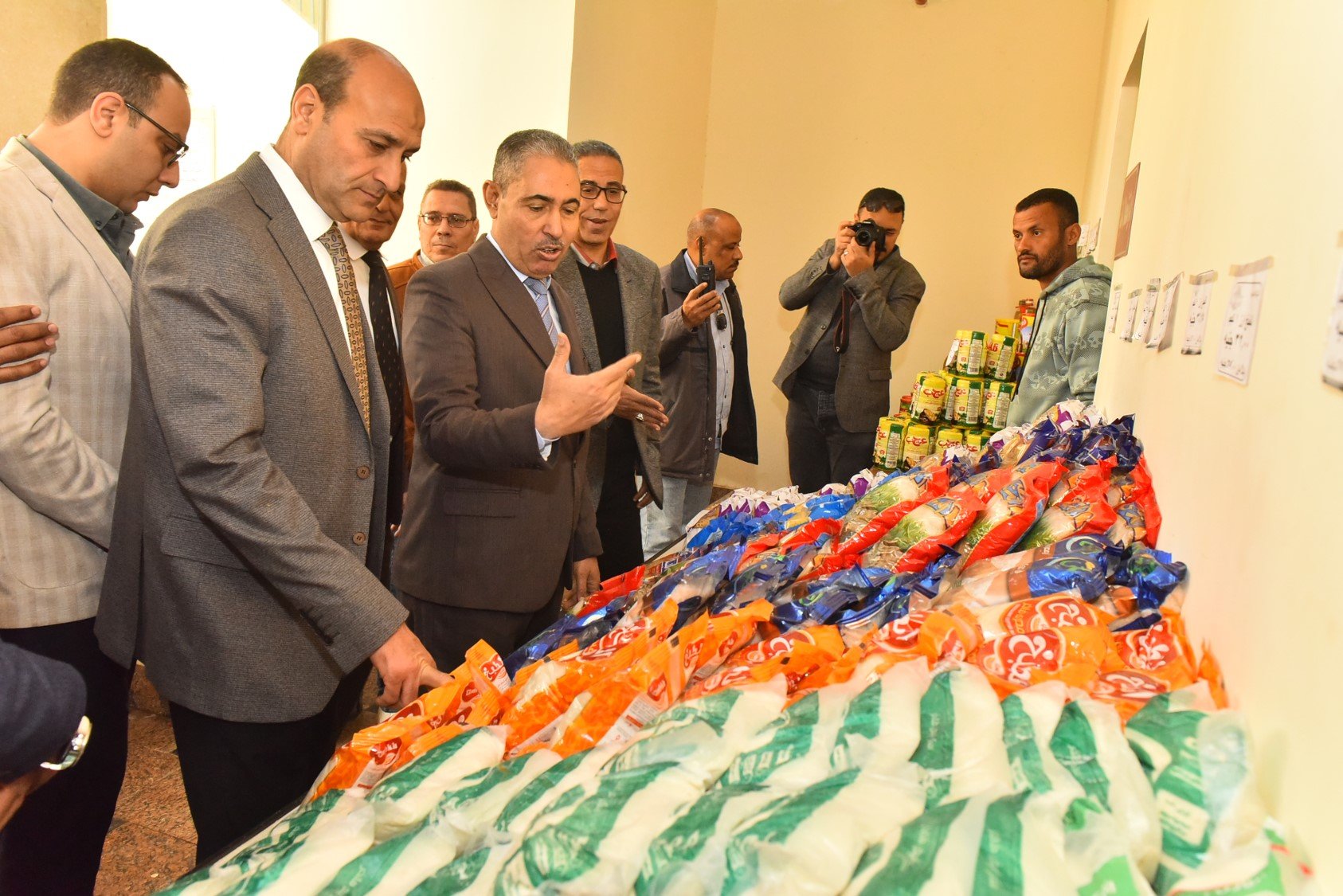 محافظ اسيوط يتابع معرض اهلا رمضان (3)