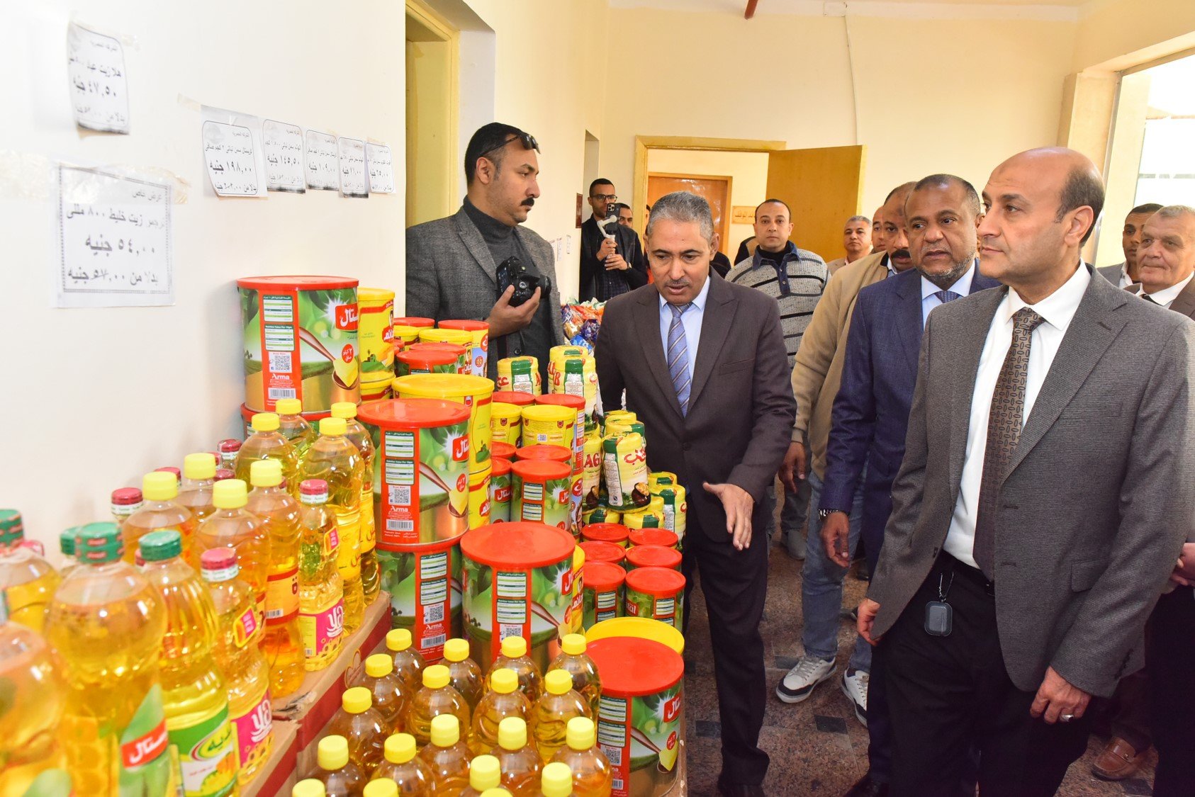 محافظ اسيوط يتابع معرض اهلا رمضان (2)