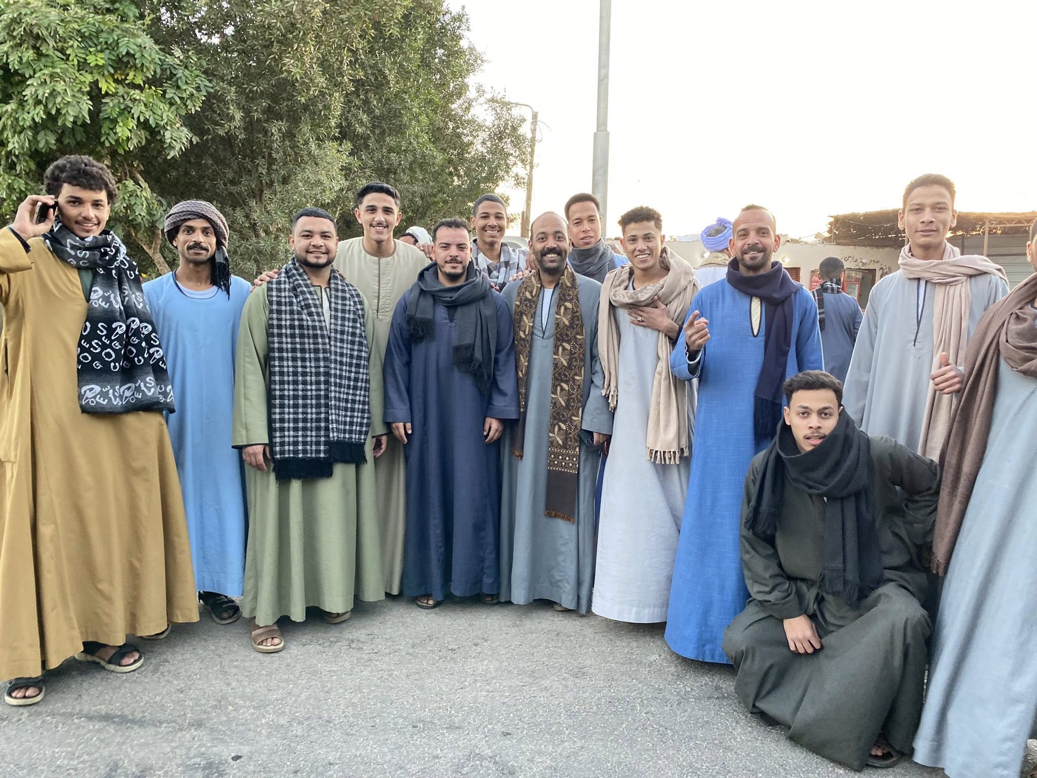 شباب قرية الكيمان خلال تجهيز مائدة الإفطار بطواجن السمك لضيوفهم شباب قرية الكيمان خلال تجهيز مائدة الإفطار بطواجن السمك لضيوفهم