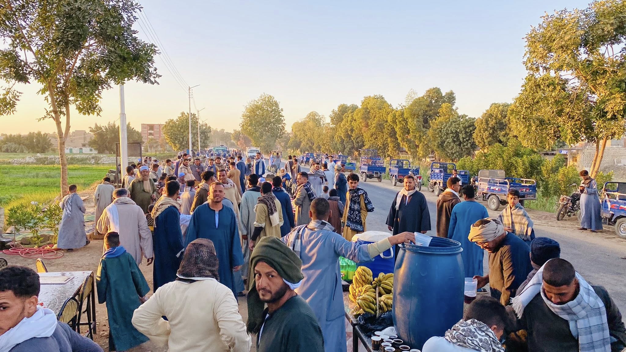 مشاركة الشباب والكبار فى تجهيز المائدة الرمضانية أمام قرية الكيمان مشاركة الشباب والكبار فى تجهيز المائدة الرمضانية أمام قرية الكيمان