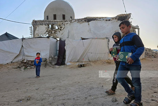 أطفال يحملون المصحف الشريف أطفال يحملون المصحف الشريف