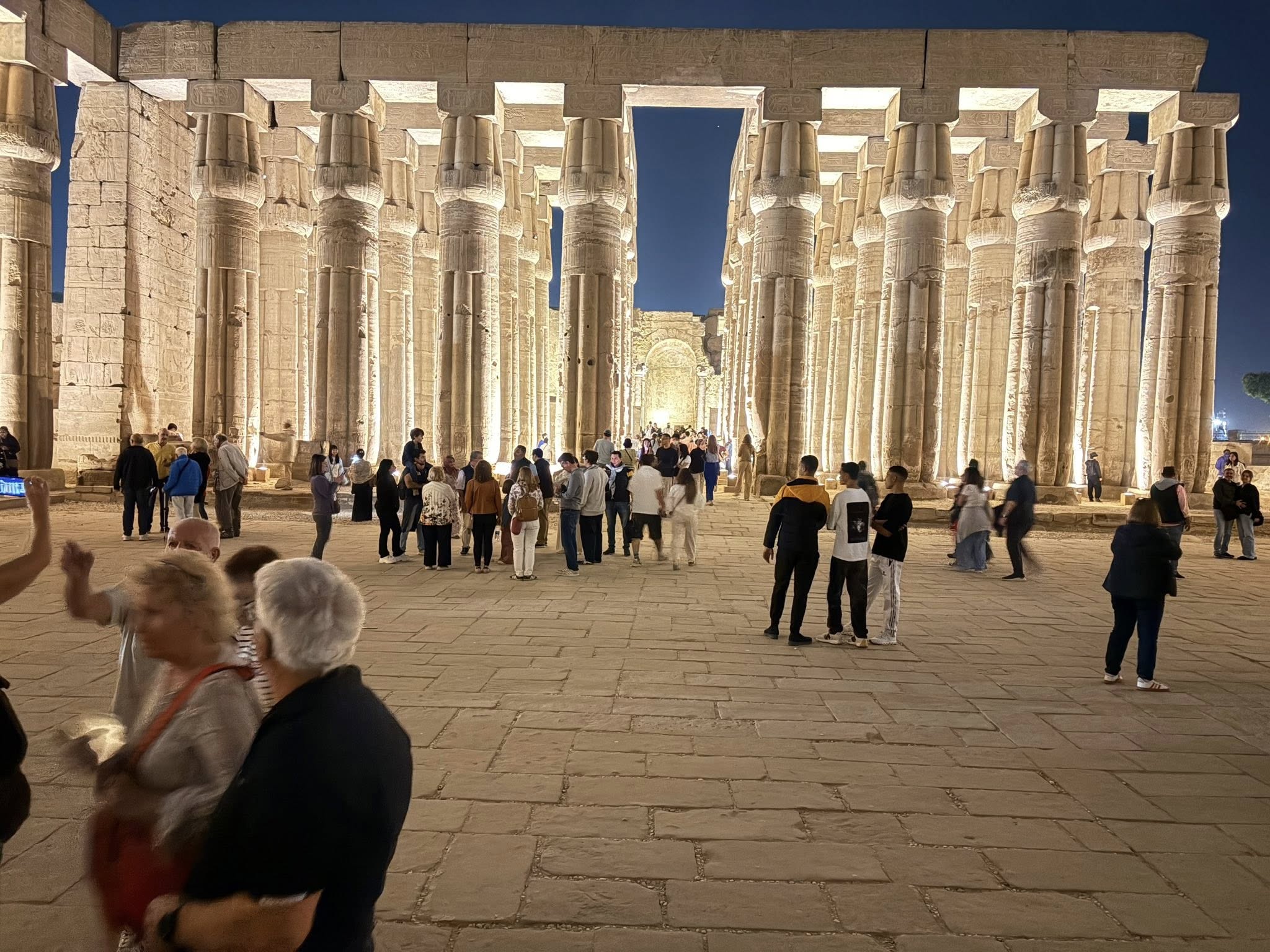 رحلات مسائية للسائحين بين أعمدة معبد الأقصر رحلات مسائية للسائحين بين أعمدة معبد الأقصر
