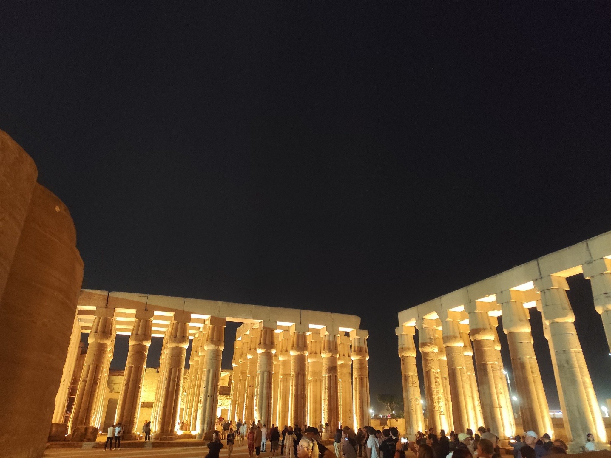 رحلة سياحية مسائية بين الأجانب فى طريق الكباش ومعبد الأقصر رحلة سياحية مسائية بين الأجانب فى طريق الكباش ومعبد الأقصر