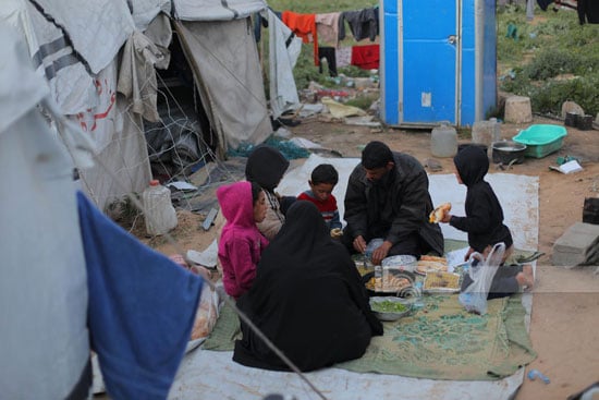 نازحين وقت الإفطار وسط الخيام نازحين وقت الإفطار وسط الخيام