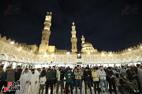 توافد آلاف المصلين لأداء صلاتي العشاء والتراويح في الليلة الحادية عشرة من شهر رمضان المبارك