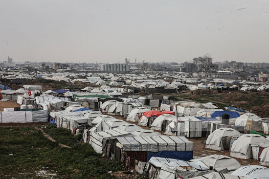 تكدس الخيام وسط نقص مقومات الحياة تكدس الخيام وسط نقص مقومات الحياة