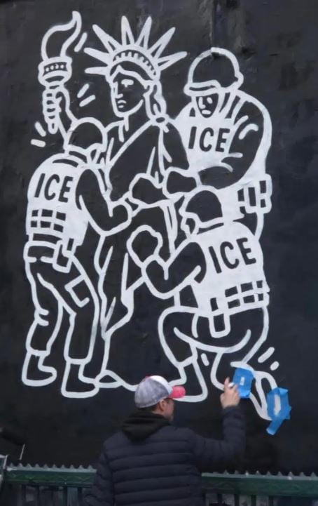 أثناء رسم الجدارية