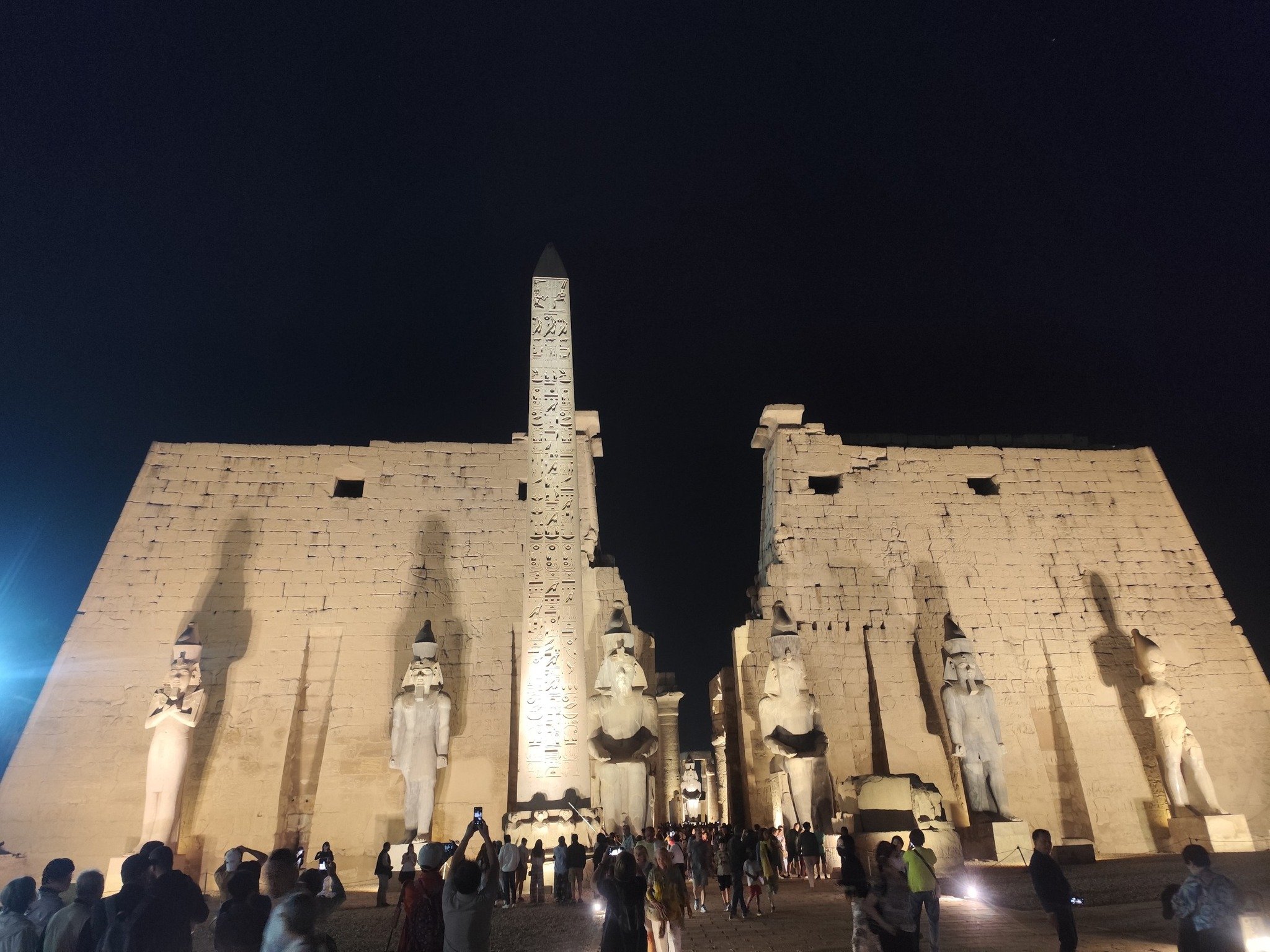 جانب من متعة السائحين فى معبد الأقصر جانب من متعة السائحين فى معبد الأقصر